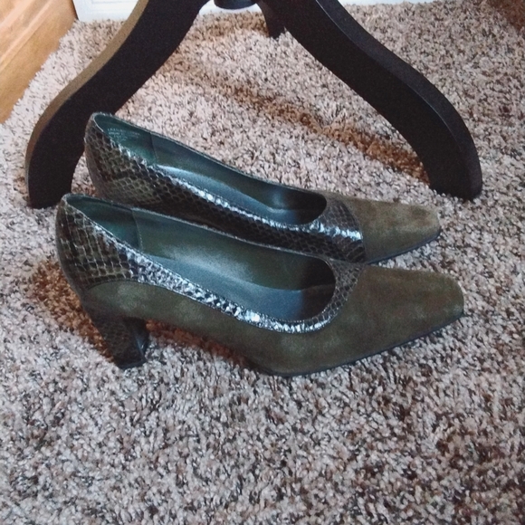 Karen Scott "Lindsey" Leather/snakeskin print pumps - Picture 3 of 9